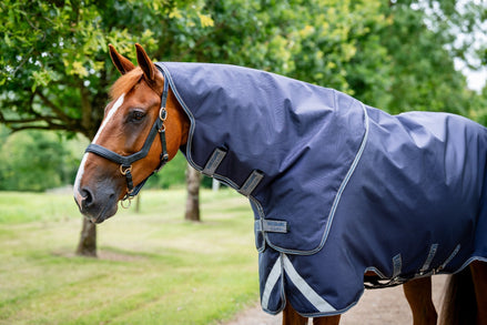 Hoofd en schouder van een paard in de Rambo Duo Ripstop Plus Turnout deken