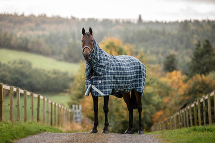 Horseware Rhino Plus Turnout deken met Vari-Layer in Hunter Check, zijaanzicht met halsstuk