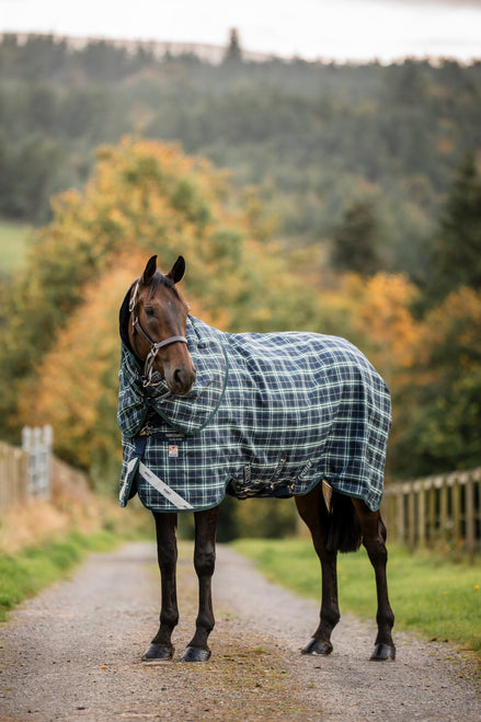 Horseware Rhino Plus Turnout deken met Vari-Layer in Hunter Check, zijaanzicht op het paard