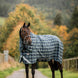 Horseware Rhino Plus Turnout deken met Vari-Layer in Hunter Check, zijaanzicht op het paard