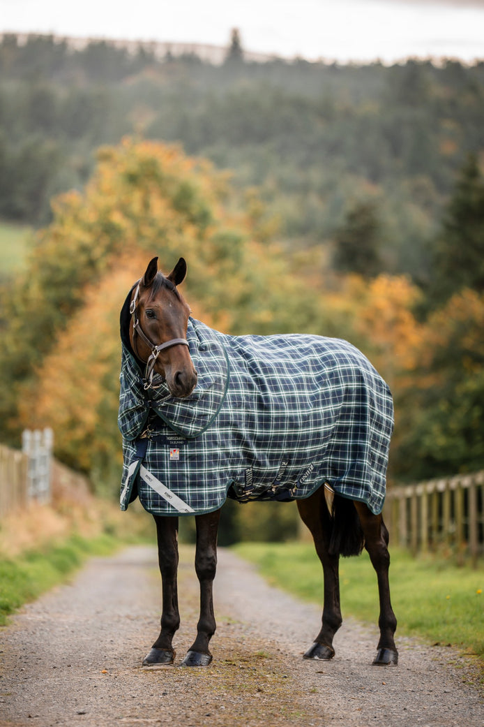Horseware Rhino Plus Turnout deken met Vari-Layer in Hunter Check, zijaanzicht op het paard