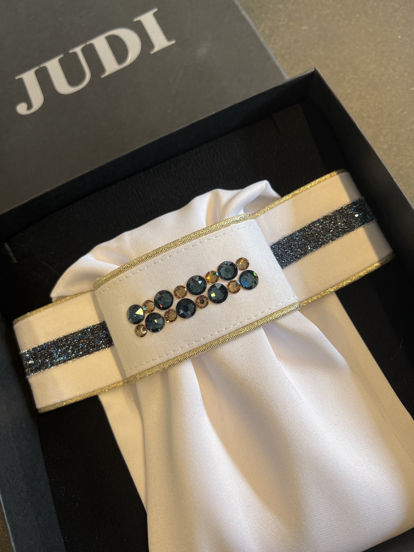 JUDI Stock Tie Crystal Fabric Blue Odessa Double Navy Gold Golden Trim L Wedstrijd Accessoires - Maddelin Equestrian JUDI