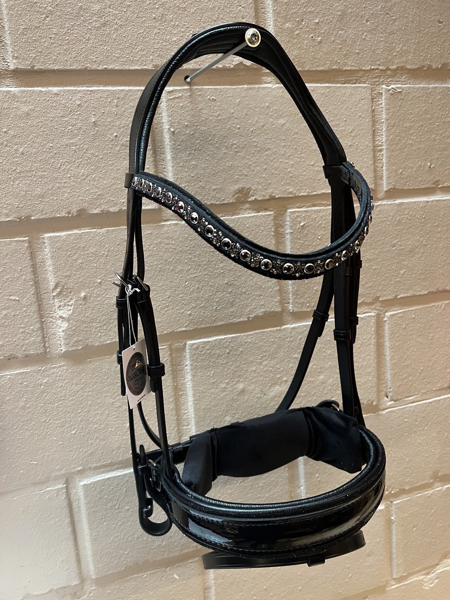 JUDI Trens Crystal Fabric Black Traverso Metallic Silver Jet Hematite Patent Full Trenshoofdstellen - Maddelin Equestrian