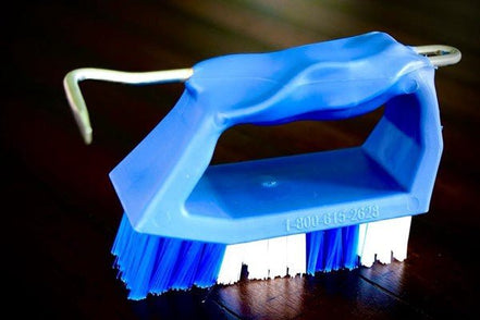 Kelcie Hoevenkrabber + Borstel Blue Borstels & toebehoren - Maddelin Equestrian Kelcie