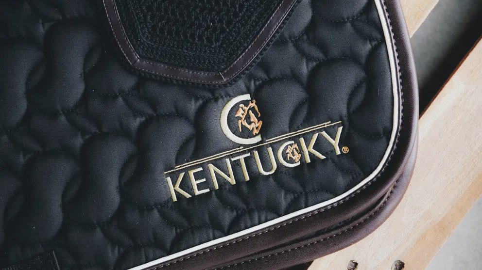 Kentucky Zadeldek Logo Zadeldoeken - Maddelin Equestrian Kentucky