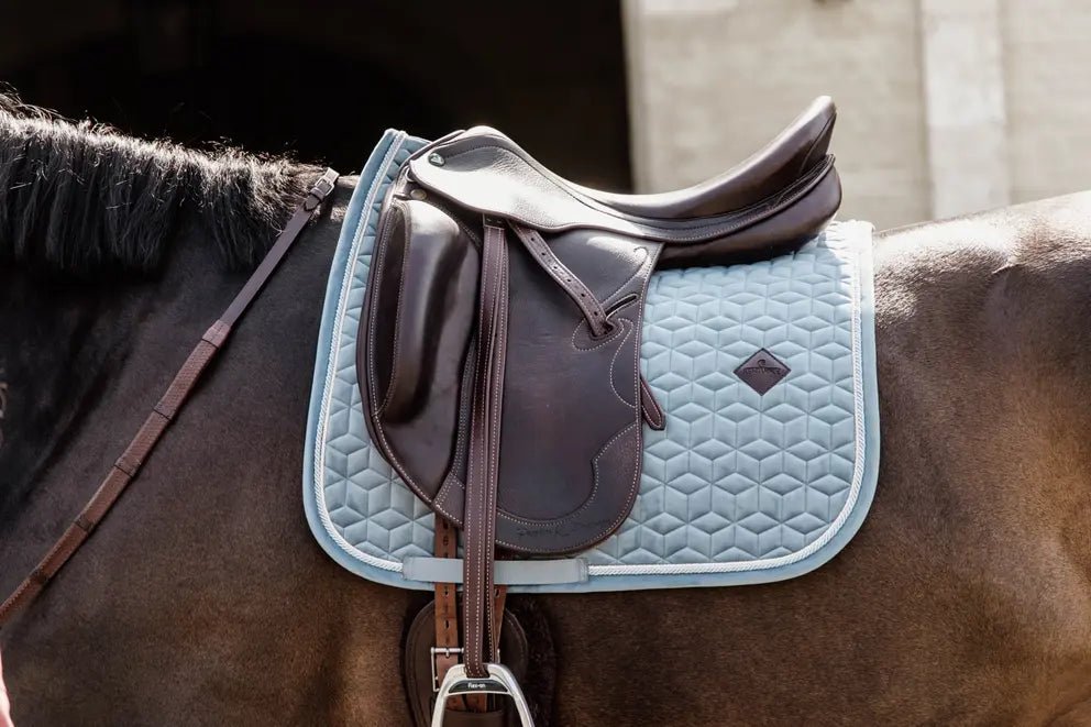 Kentucky Zadeldek Velvet Luxe Fluweel en Anatomisch Zadeldoeken - Maddelin Equestrian Kentucky