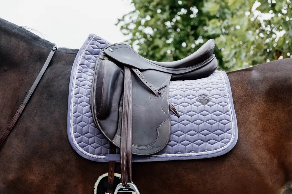 Kentucky Zadeldek Velvet Luxe Fluweel en Anatomisch Zadeldoeken - Maddelin Equestrian Kentucky