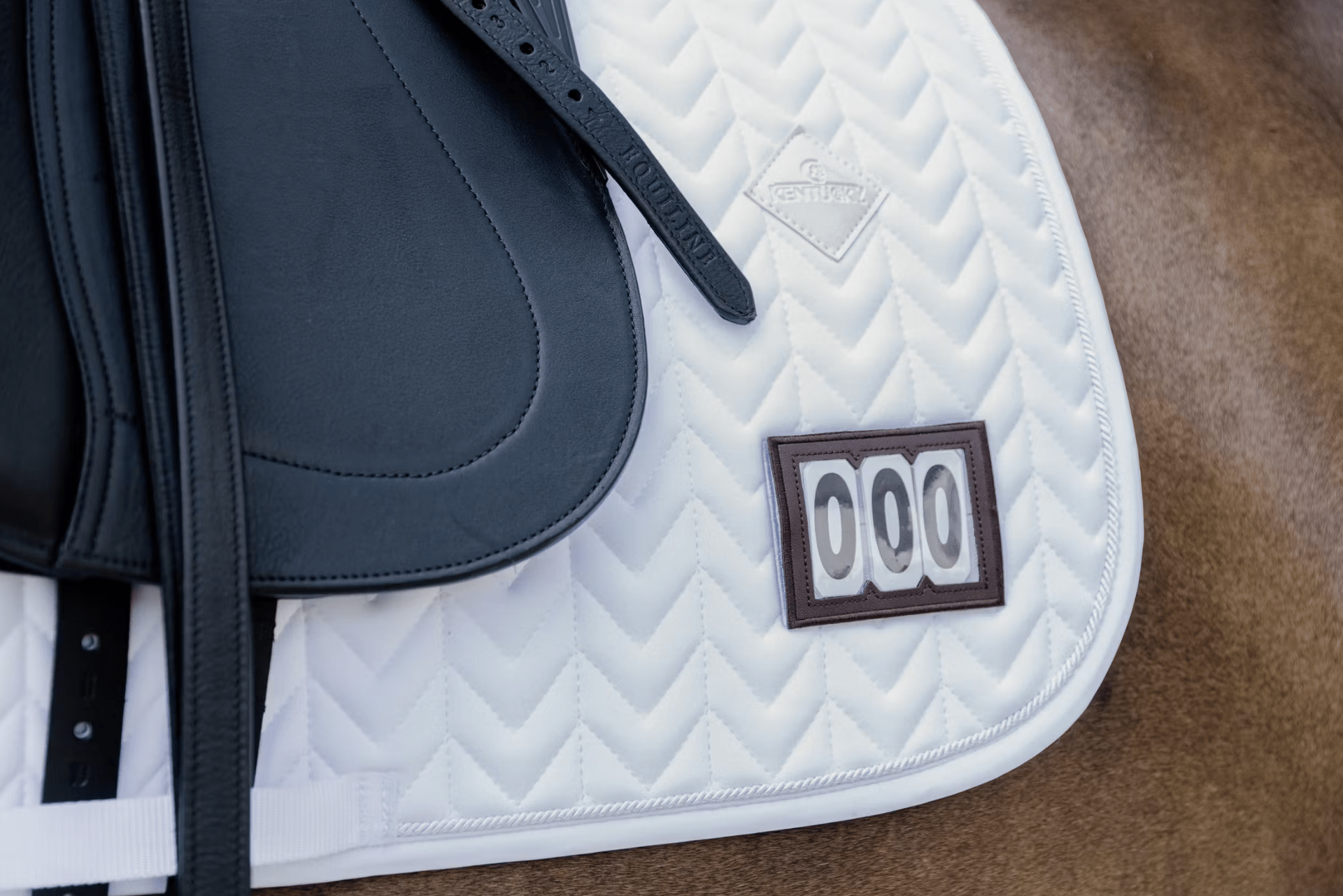 Kentucky Zadeldek Wedstrijd fishbone 2 nummers Zadeldoeken - Maddelin Equestrian Kentucky