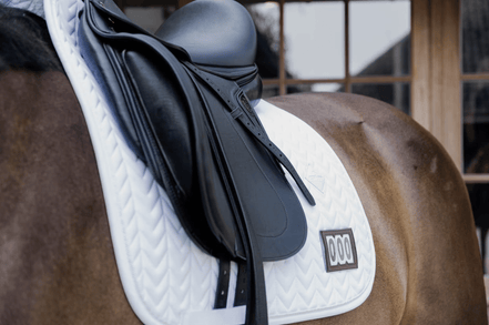 Kentucky Zadeldek Wedstrijd fishbone 2 nummers Zadeldoeken - Maddelin Equestrian Kentucky