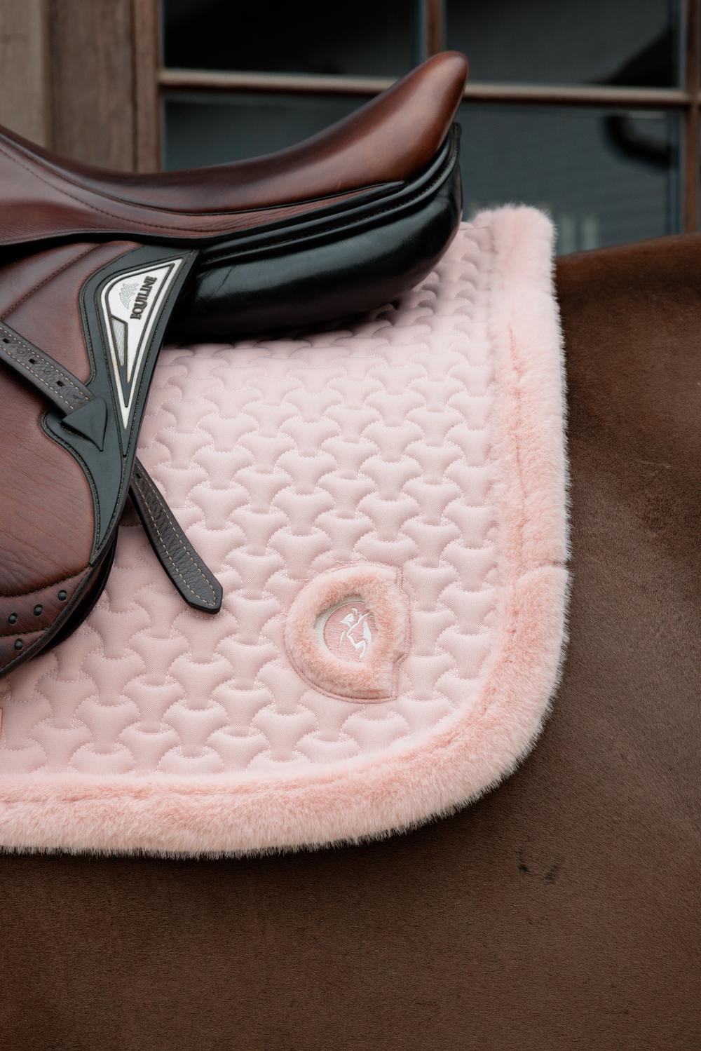 Kentucky Zadeldoek Plaited Fake Fur Zadeldoeken - Maddelin Equestrian Kentucky