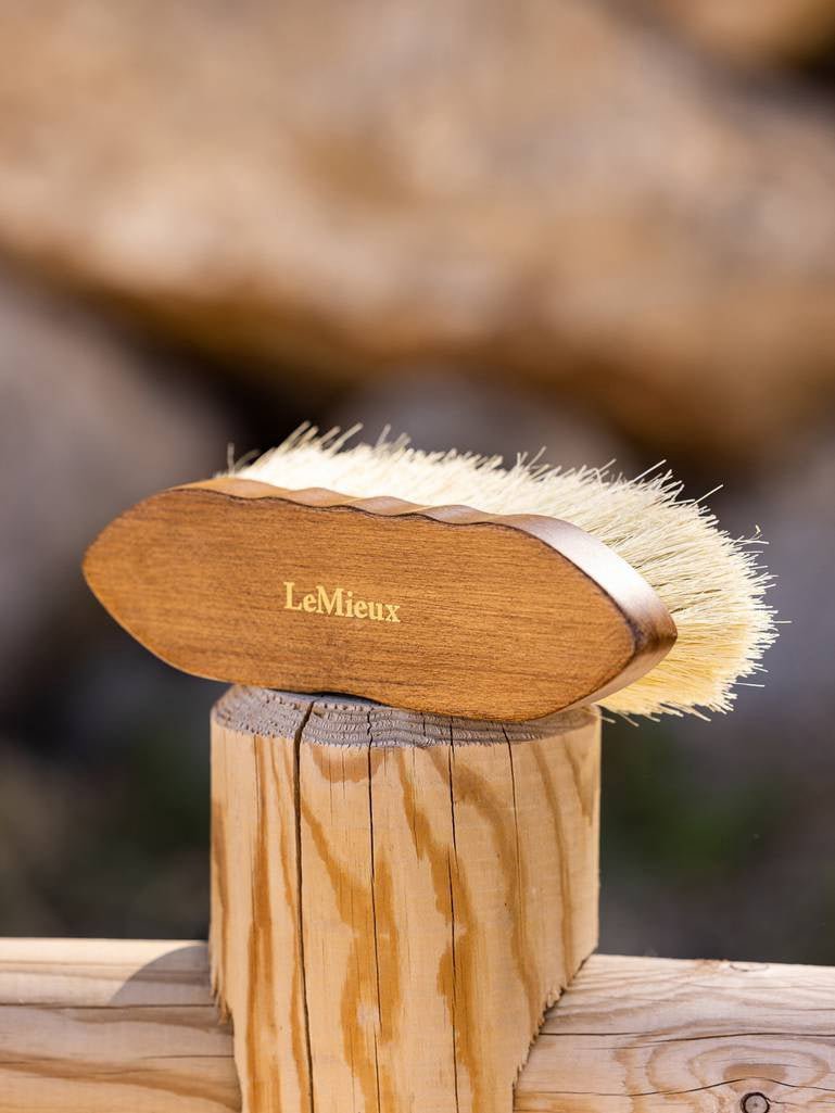 LeMieux Artisan Deep Clean Dandy Borstel Brown Borstels & toebehoren - Maddelin Equestrian LeMieux