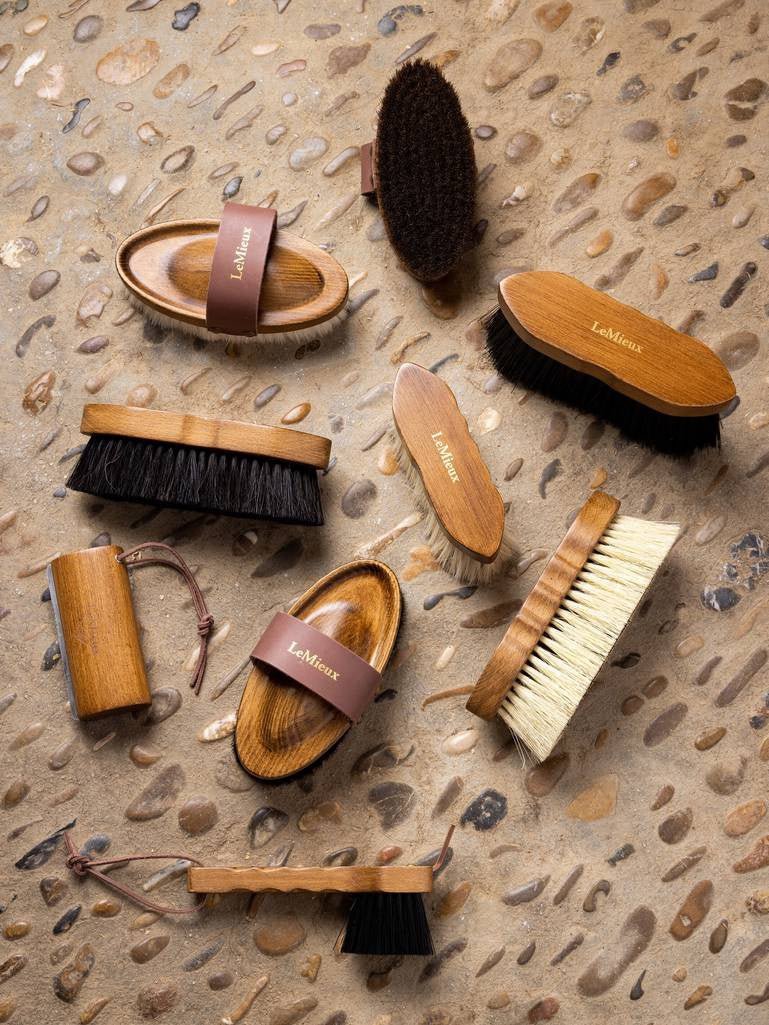 LeMieux Artisan Flick Borstel Brown Borstels & toebehoren - Maddelin Equestrian LeMieux