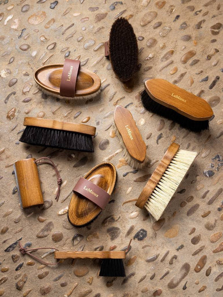 LeMieux Artisan Flick Borstel Brown Borstels & toebehoren - Maddelin Equestrian LeMieux
