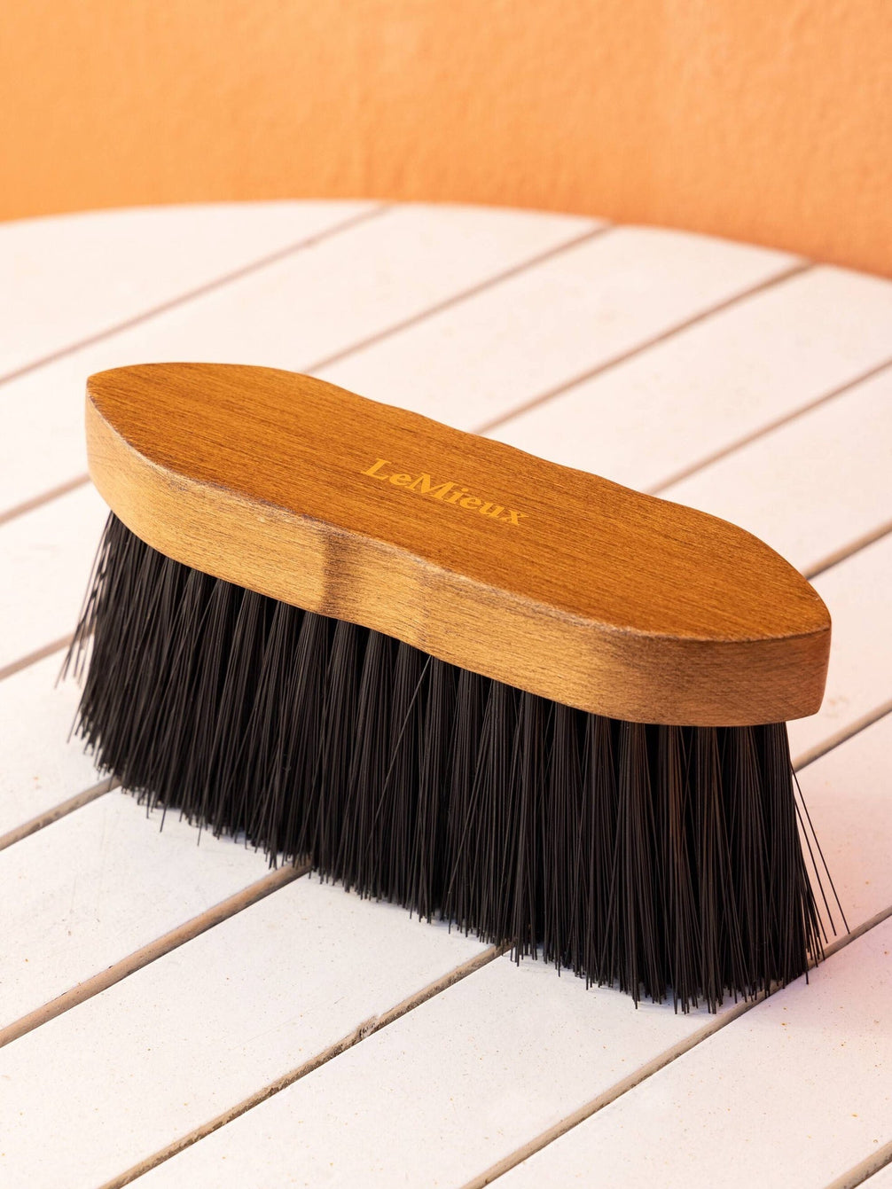 LeMieux Artisan Flick Borstel Brown Borstels & toebehoren - Maddelin Equestrian LeMieux