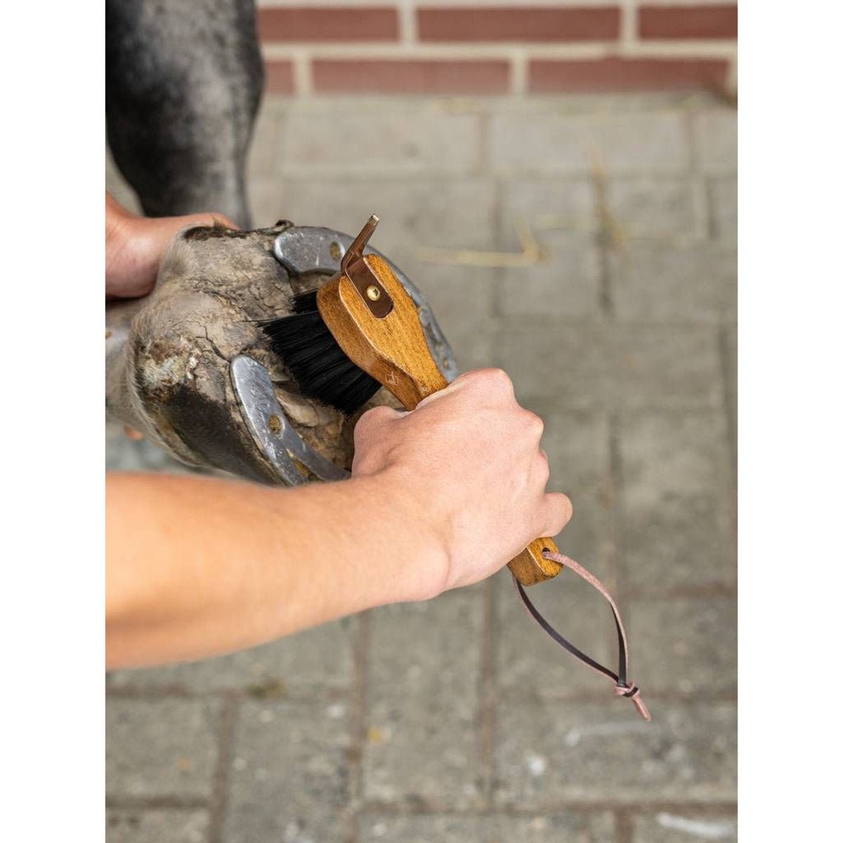 LeMieux Artisan Hoevenkrabber Bruin Borstels & toebehoren - Maddelin Equestrian LeMieux