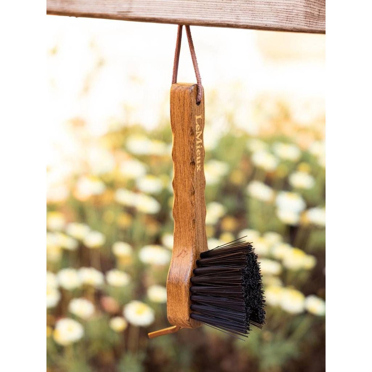 LeMieux Artisan Hoevenkrabber Bruin Borstels & toebehoren - Maddelin Equestrian LeMieux