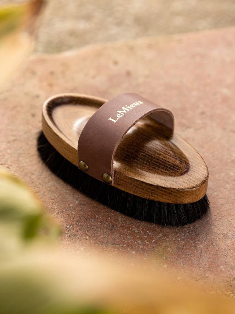 LeMieux Artisan Lamswol Body Borstel Brown Borstels & toebehoren - Maddelin Equestrian LeMieux