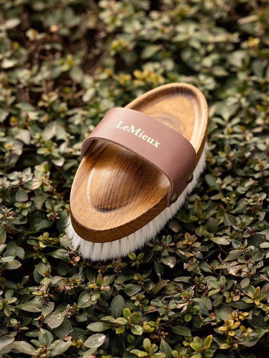 LeMieux Artisan Zachte Borstel Geitenhaar Borstel Brown Borstels & toebehoren - Maddelin Equestrian LeMieux