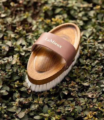 LeMieux Artisan Zachte Borstel Geitenhaar Borstel Brown Borstels & toebehoren - Maddelin Equestrian LeMieux