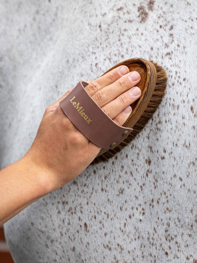 LeMieux Artisan Zachte Borstel Speckled Brown Borstels & toebehoren - Maddelin Equestrian LeMieux