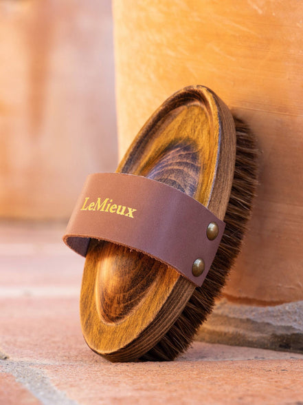 LeMieux Artisan Zachte Borstel Speckled Brown Borstels & toebehoren - Maddelin Equestrian LeMieux