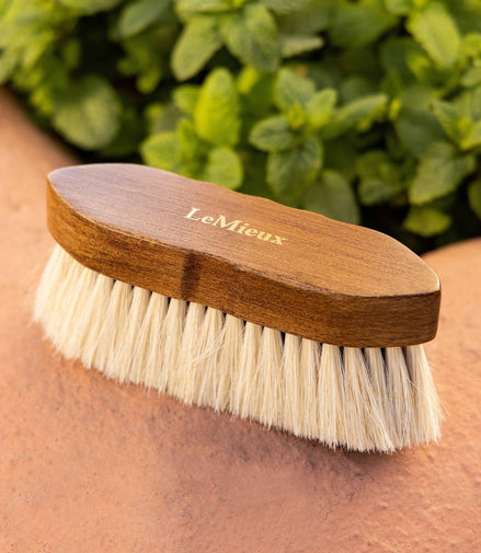 LeMieux Artisan Zachte Finishing Borstel Brown Borstels & toebehoren - Maddelin Equestrian LeMieux
