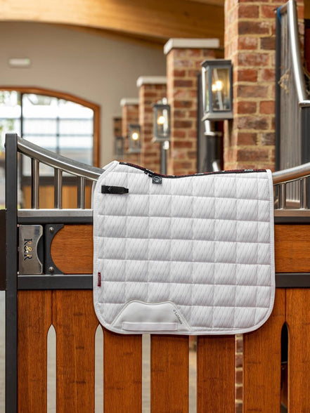 LeMieux Carbon Mesh Zadeldek Dressuur Square Wit Large Zadeldoeken - Maddelin Equestrian LeMieux