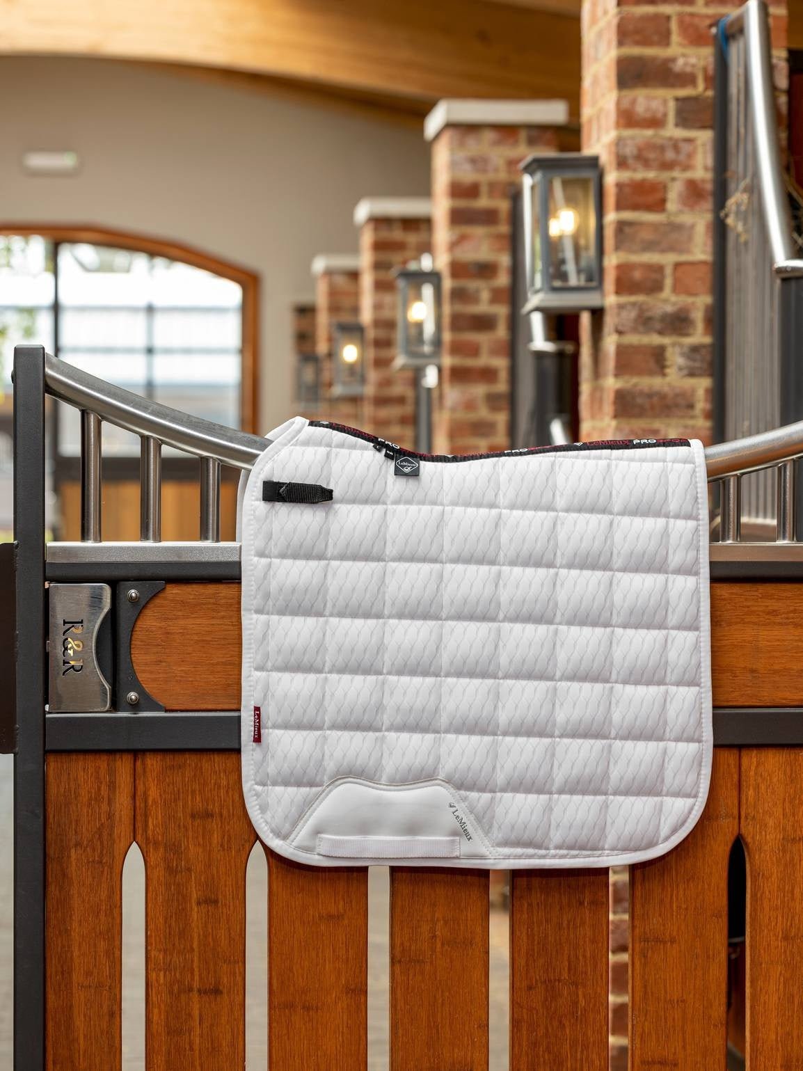 LeMieux Carbon Mesh Zadeldek Dressuur Square Wit Large Zadeldoeken - Maddelin Equestrian LeMieux