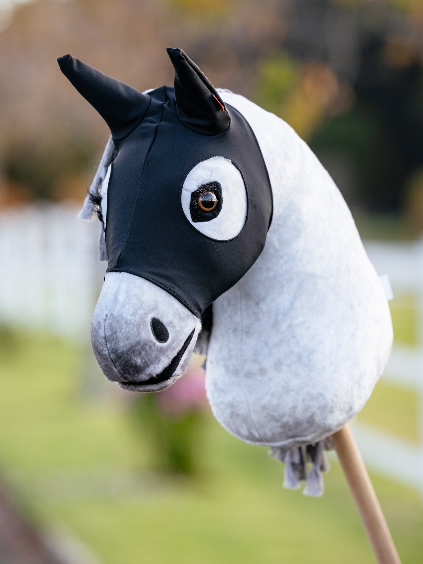 Lemieux Hobby Horse Stay Calm Mask Speelgoed voor paarden - Maddelin Equestrian LeMieux
