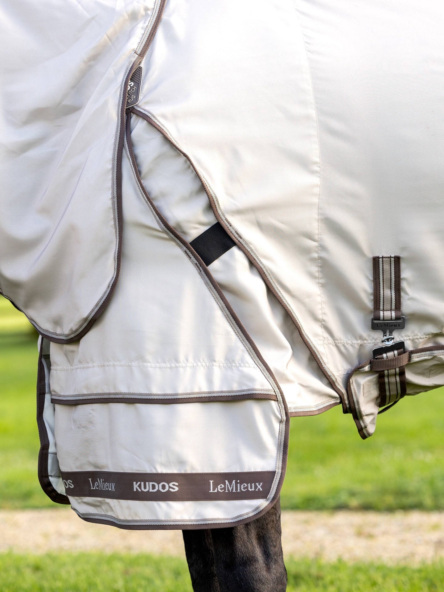 LeMieux Kudos Sweet Itch Eczeemdeken Stone Vliegendekens - Maddelin Equestrian LeMieux