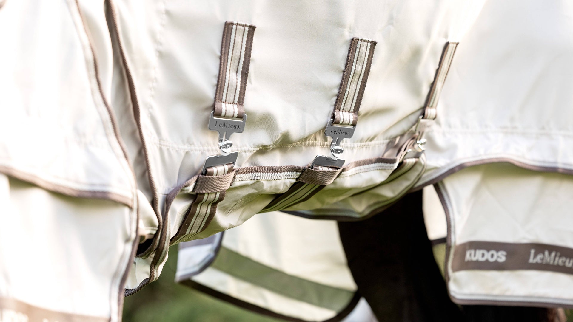 LeMieux Kudos Sweet Itch Eczeemdeken Stone Vliegendekens - Maddelin Equestrian LeMieux