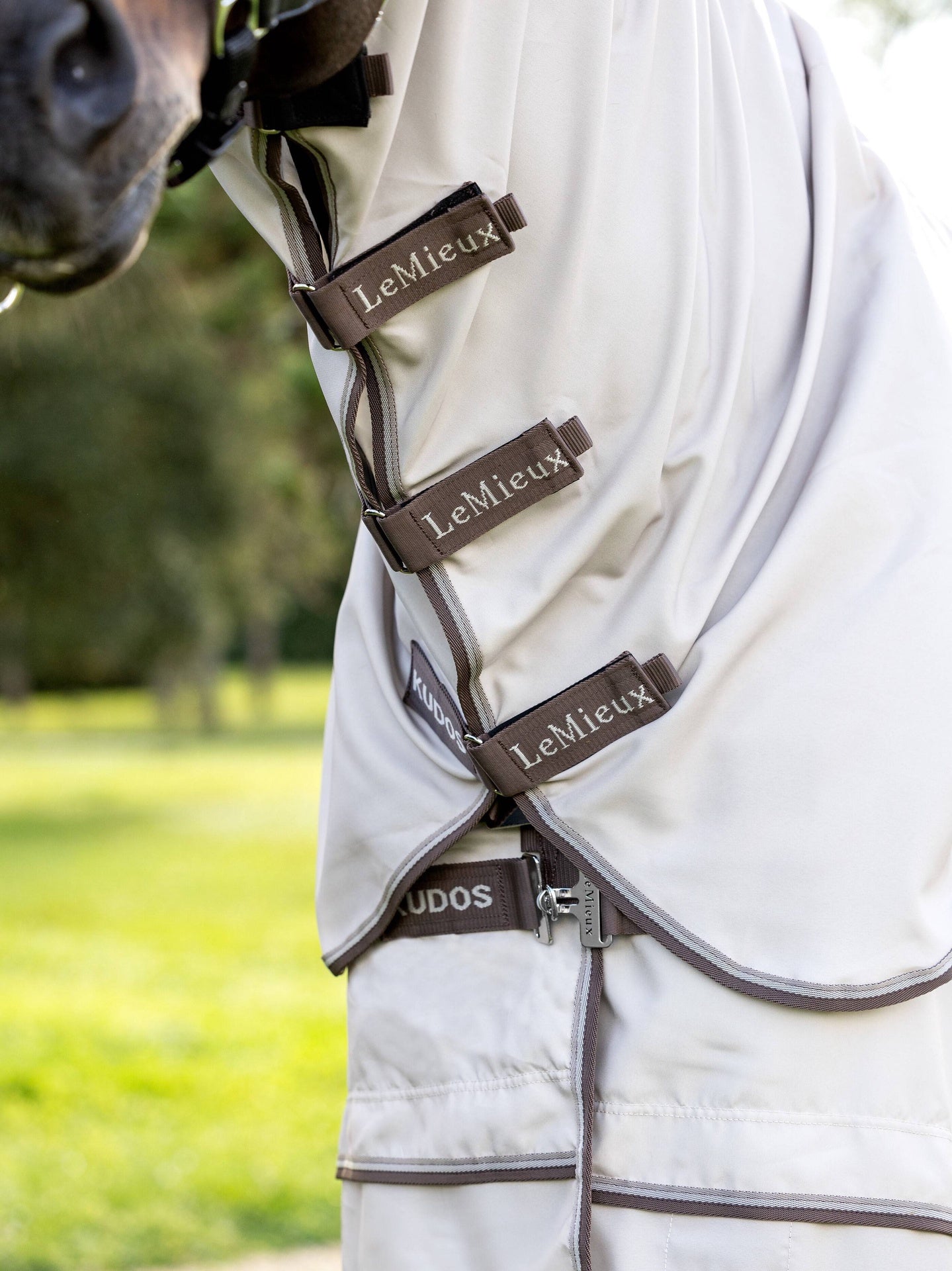 LeMieux Kudos Sweet Itch Eczeemdeken Stone Vliegendekens - Maddelin Equestrian LeMieux