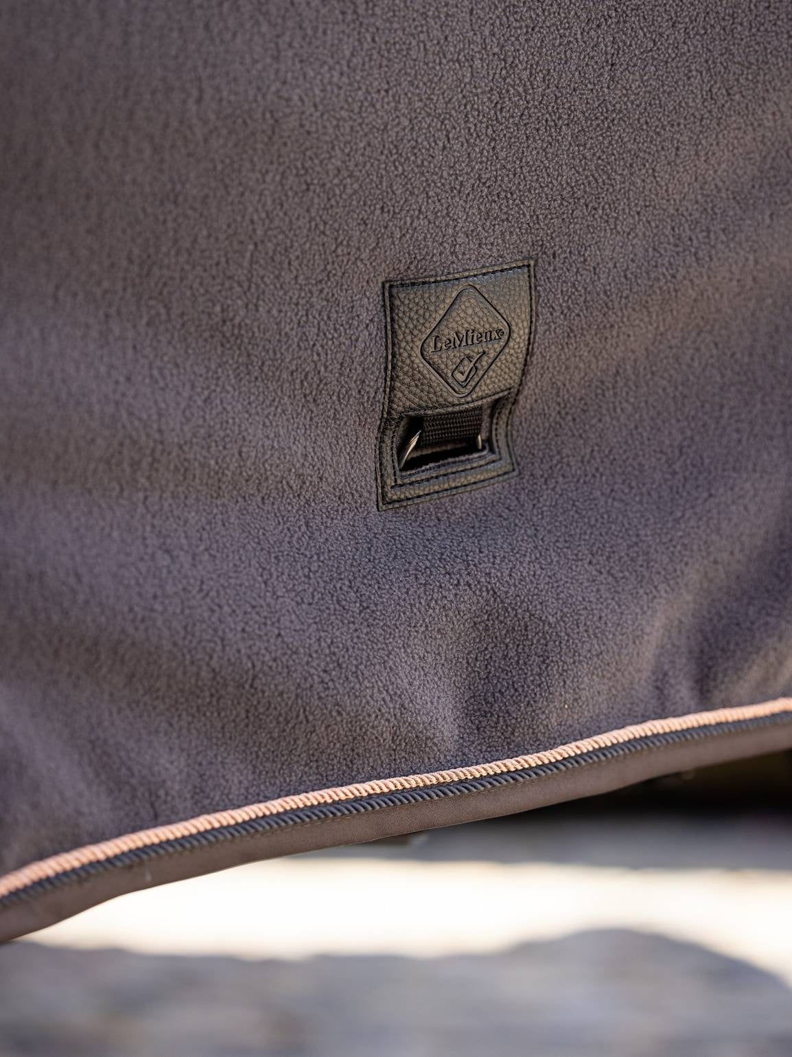 LeMieux Luxe Fleece Paardendeken Graphite Zweetdekens - Maddelin Equestrian LeMieux