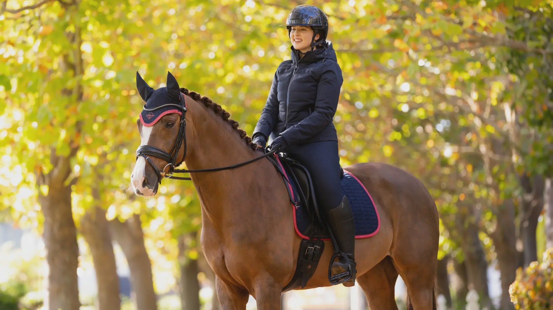 Lemieux Suede Zadeldek Navy/Cranberry Zadeldoeken - Maddelin Equestrian LeMieux