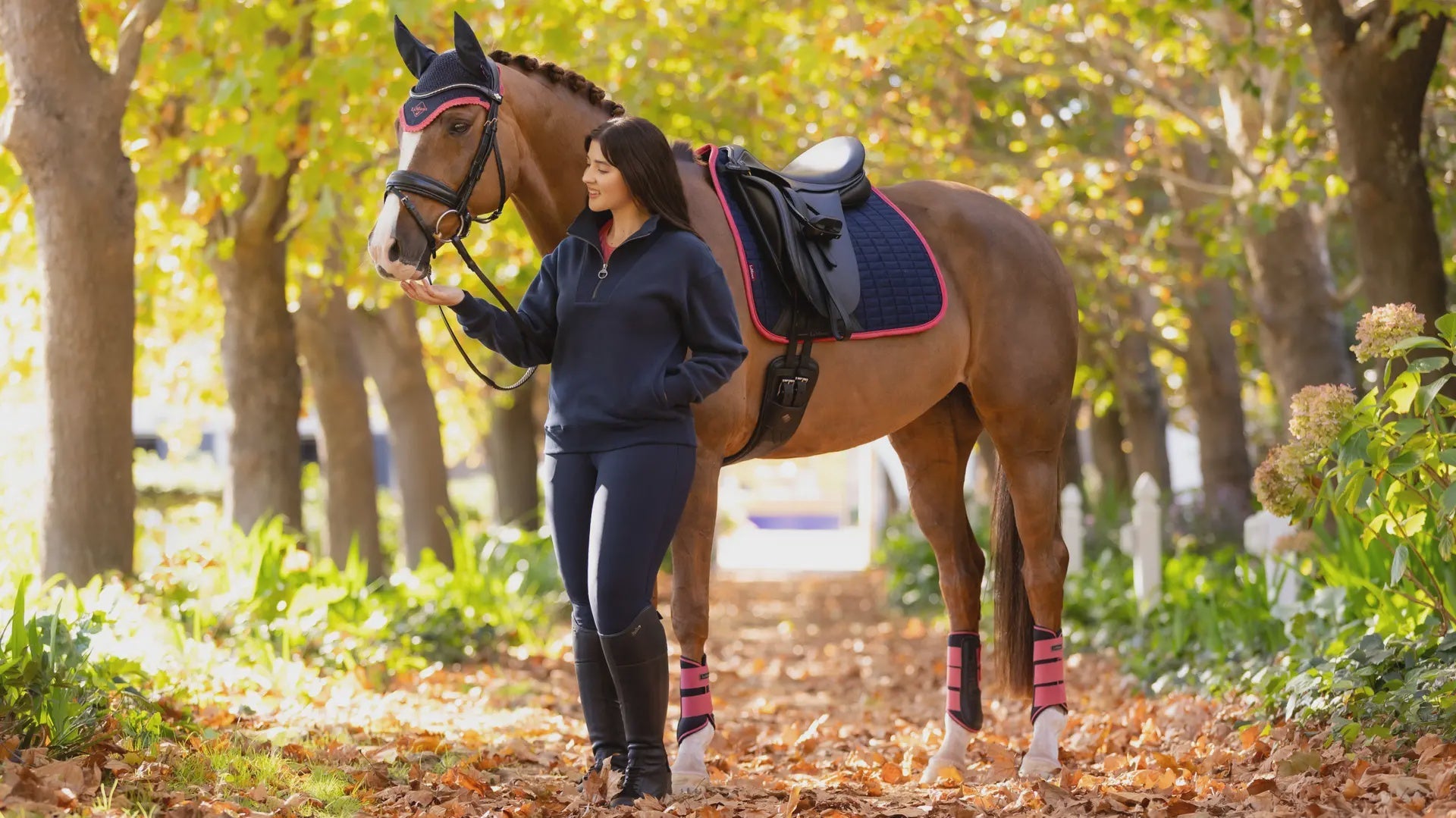 Lemieux Suede Zadeldek Navy/Cranberry Zadeldoeken - Maddelin Equestrian LeMieux