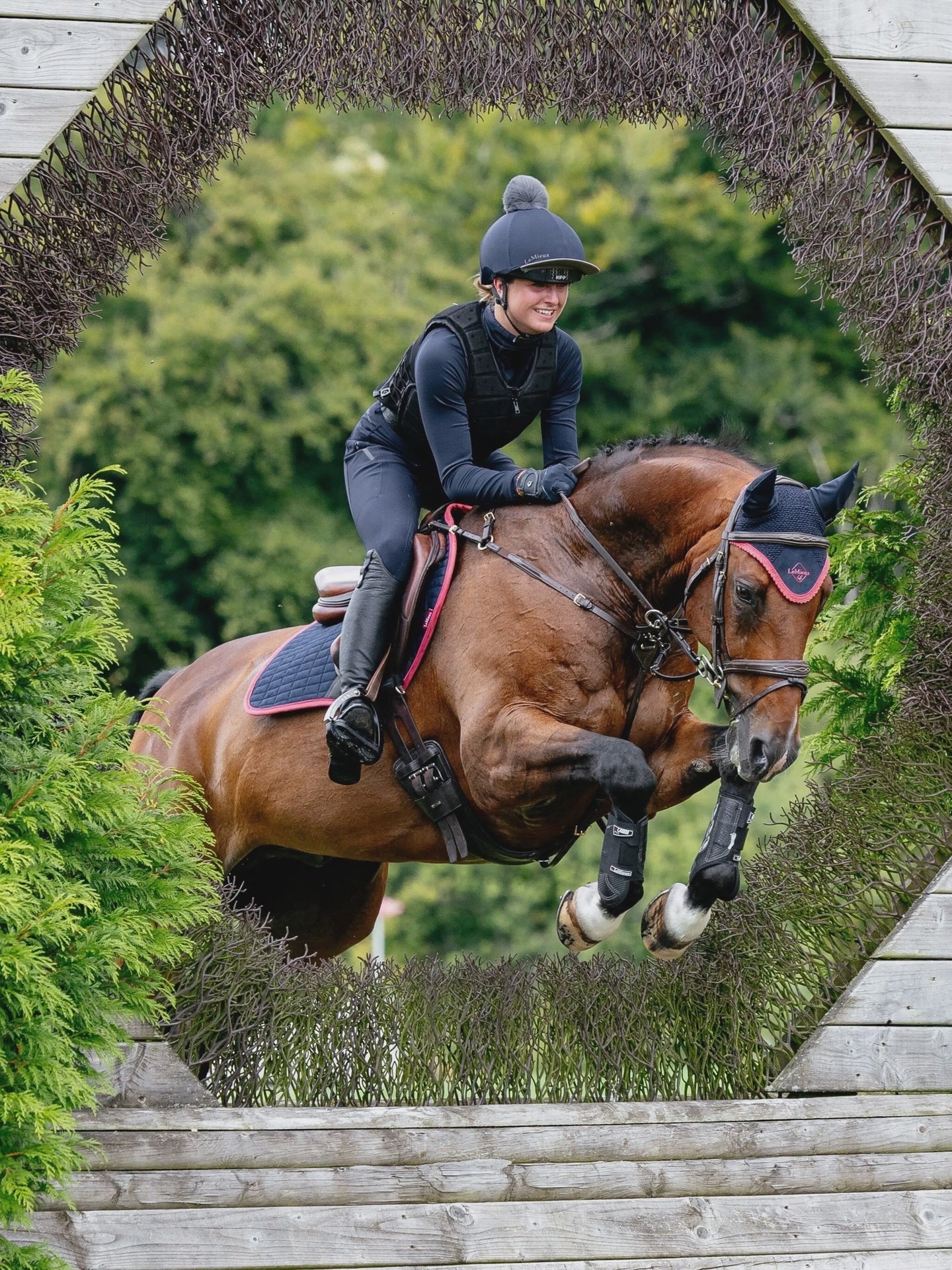 Lemieux Suede Zadeldek Navy/Cranberry Zadeldoeken - Maddelin Equestrian LeMieux