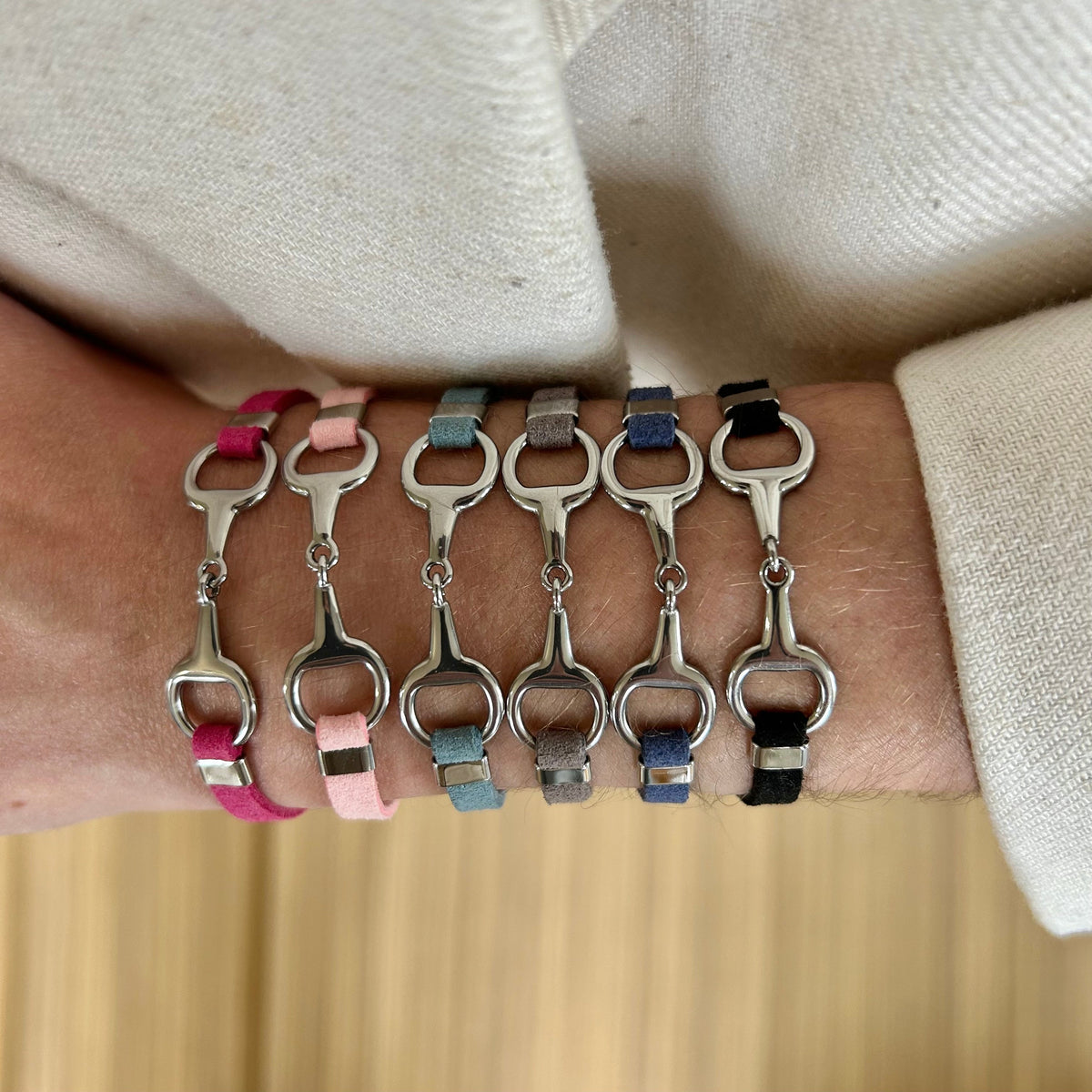 Equestrian Jewelry armband Lilo: bandje in suède-look met een bit in goud of zilver