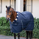 Horseware Newmarket Cosy staldeken in Witney Navy, zijaanzicht op het paard