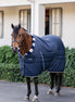 Horseware Newmarket Cosy staldeken in Witney Navy, zijaanzicht op het paard