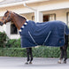 Newmarket Cosy staldeken in Witney Navy op een paard in de weide