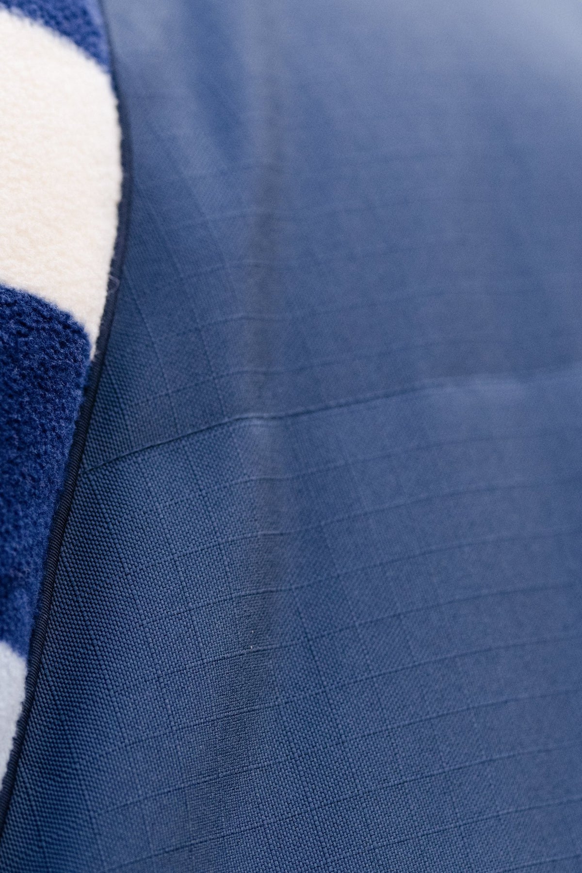 Detail van het wollook-weefsel van de Newmarket Cosy staldeken