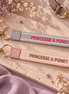 Equestrian Jewelry sleutelhanger Princesse à poney, geweven lint met borduursel en goudkleurig karabijnhaakje