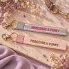 Equestrian Jewelry sleutelhanger Princesse à poney, geweven lint met borduursel en goudkleurig karabijnhaakje