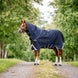 Horseware Rambo 1680D Plus Turnout deken met Vari-Layer in Navy, zijaanzicht op het paard