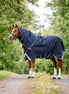 Horseware Rambo 1680D Plus Turnout deken met Vari-Layer in Navy, zijaanzicht op het paard