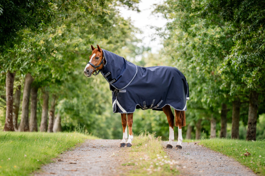 Horseware Rambo 1680D Plus Turnout deken met Vari-Layer in Navy, zijaanzicht op het paard