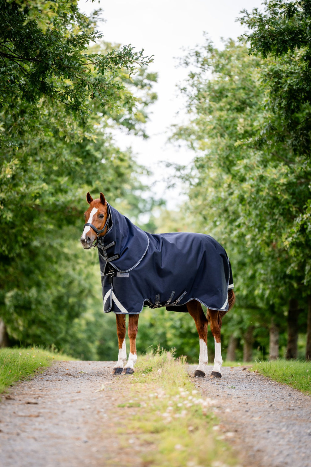 Rambo 1680D Plus Turnout deken in Navy, driekwartaanzicht van voren