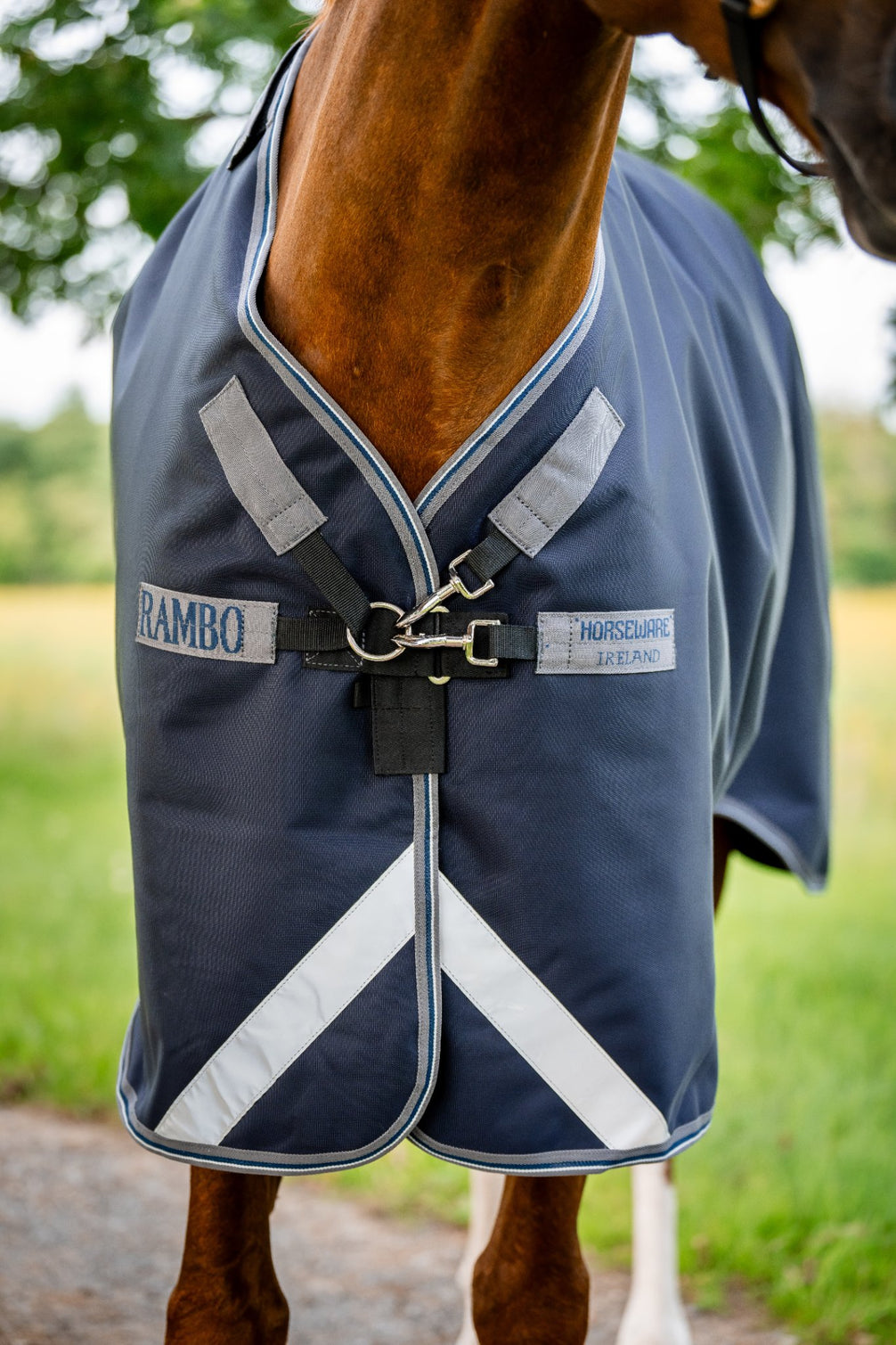 Borstsluiting met dubbele gesp van de Rambo 1680D Plus Turnout deken