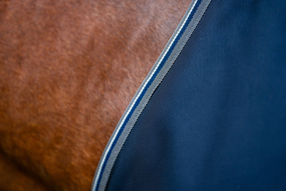 Schouderafwerking met zachte binding van de Rambo 1680D Plus Turnout deken