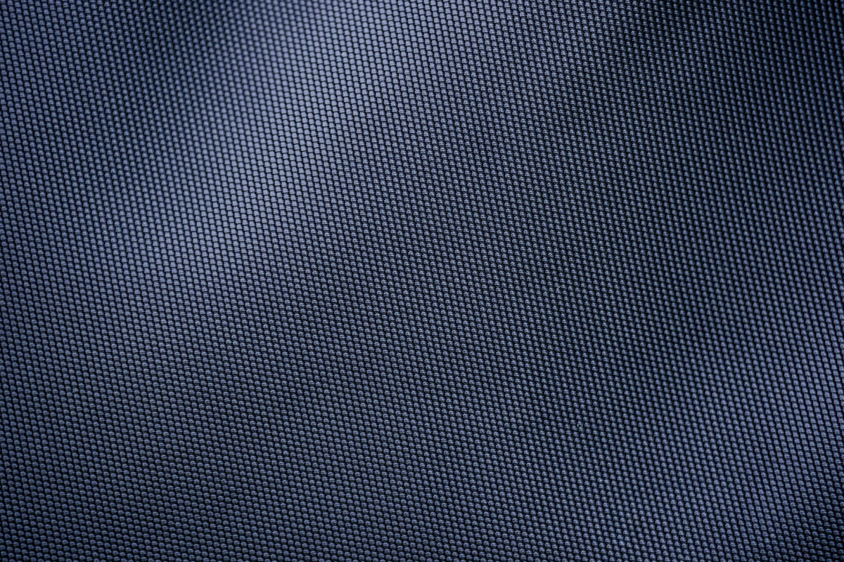 Detail van het 1680D buitenweefsel van de Rambo Plus Turnout deken in Navy